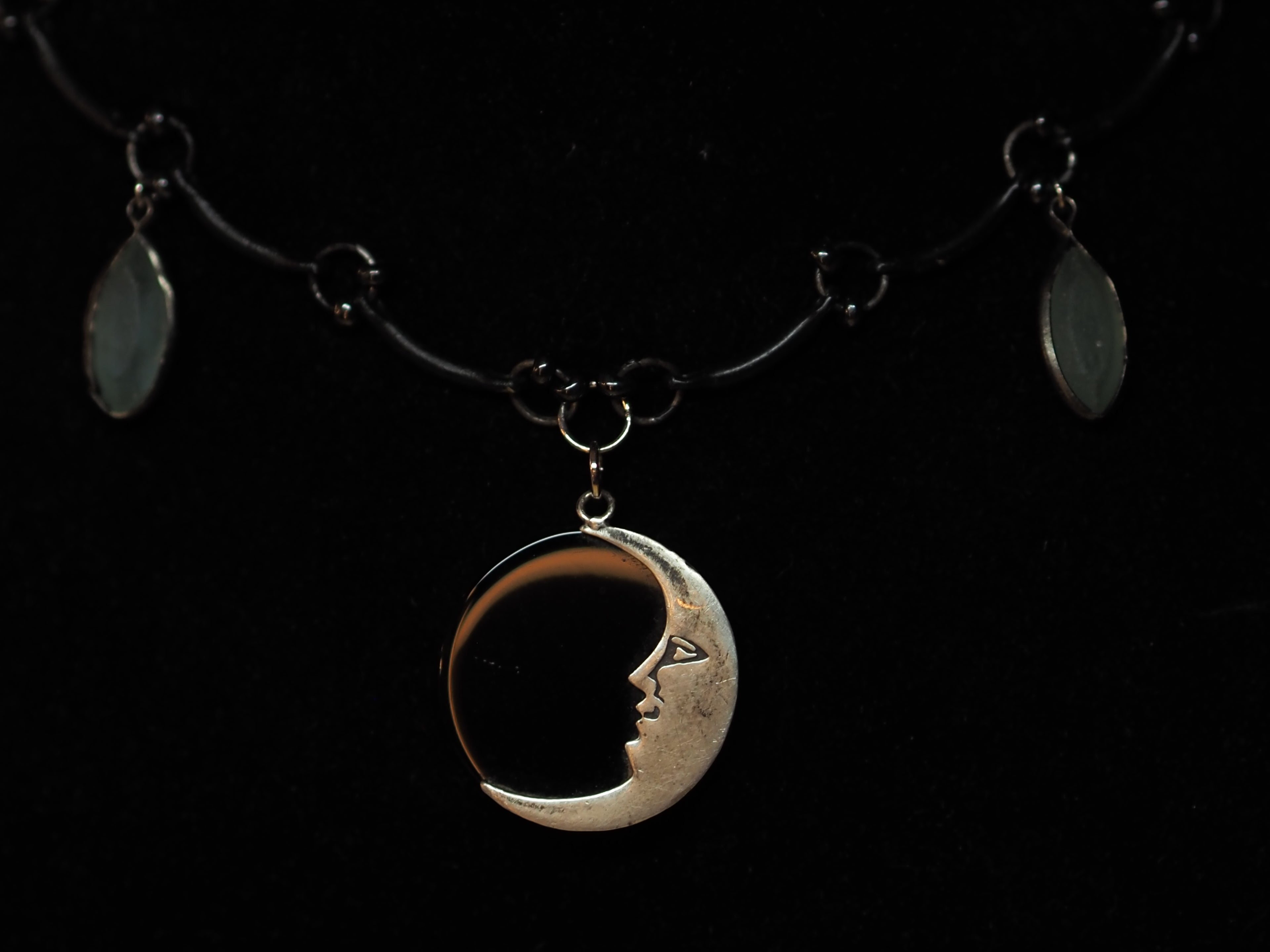 Lune Pensive
